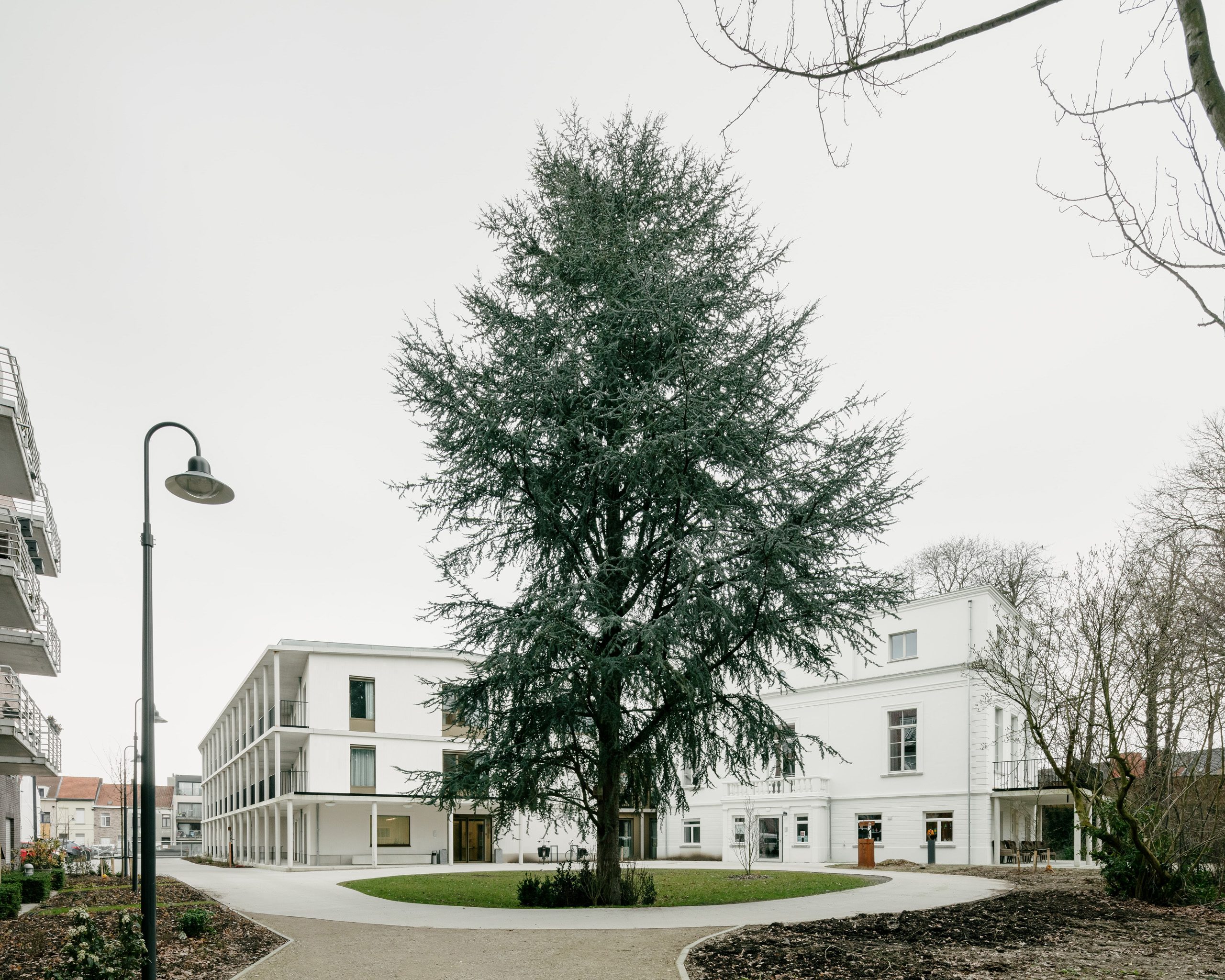 Studio Jan Vermeulen - De Korenbloem Care home kortrijk balconies white concrete plaster Studio Jan Vermeulen, Architecture & Urbanism