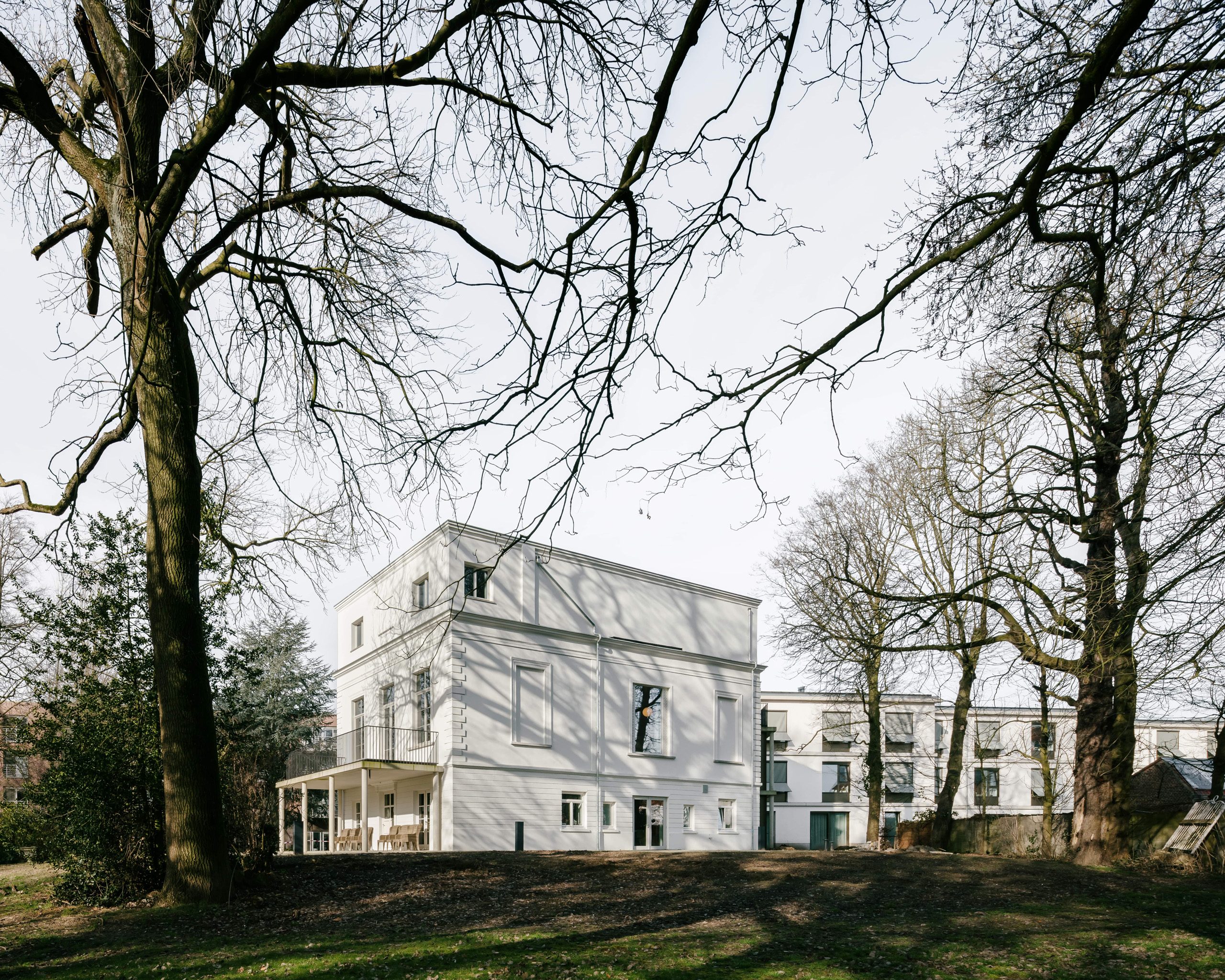 Studio Jan Vermeulen - De Korenbloem Care home kortrijk balconies white concrete plaster Studio Jan Vermeulen, Architecture & Urbanism