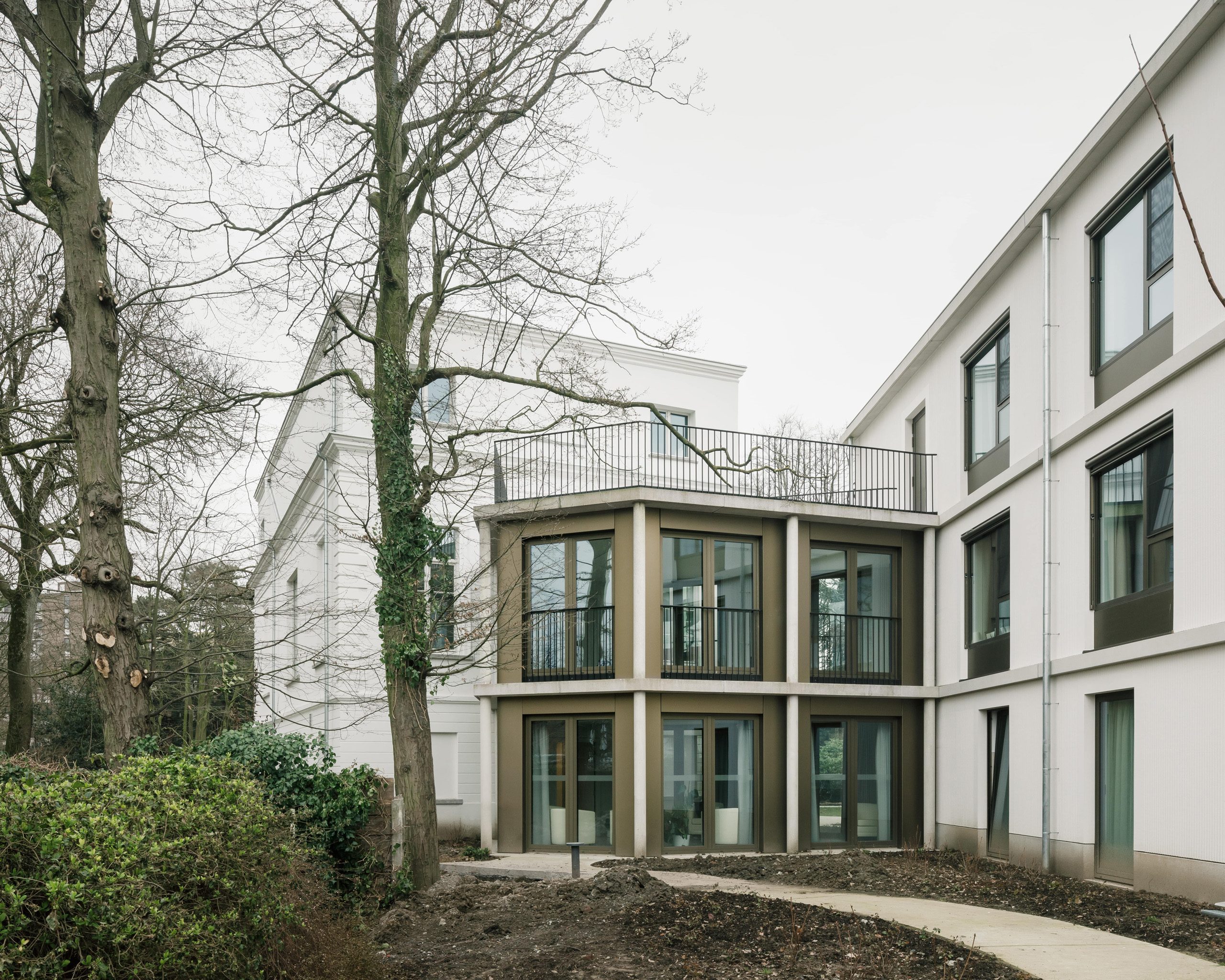 Studio Jan Vermeulen - De Korenbloem Care home kortrijk balconies white concrete plaster Studio Jan Vermeulen, Architecture & Urbanism