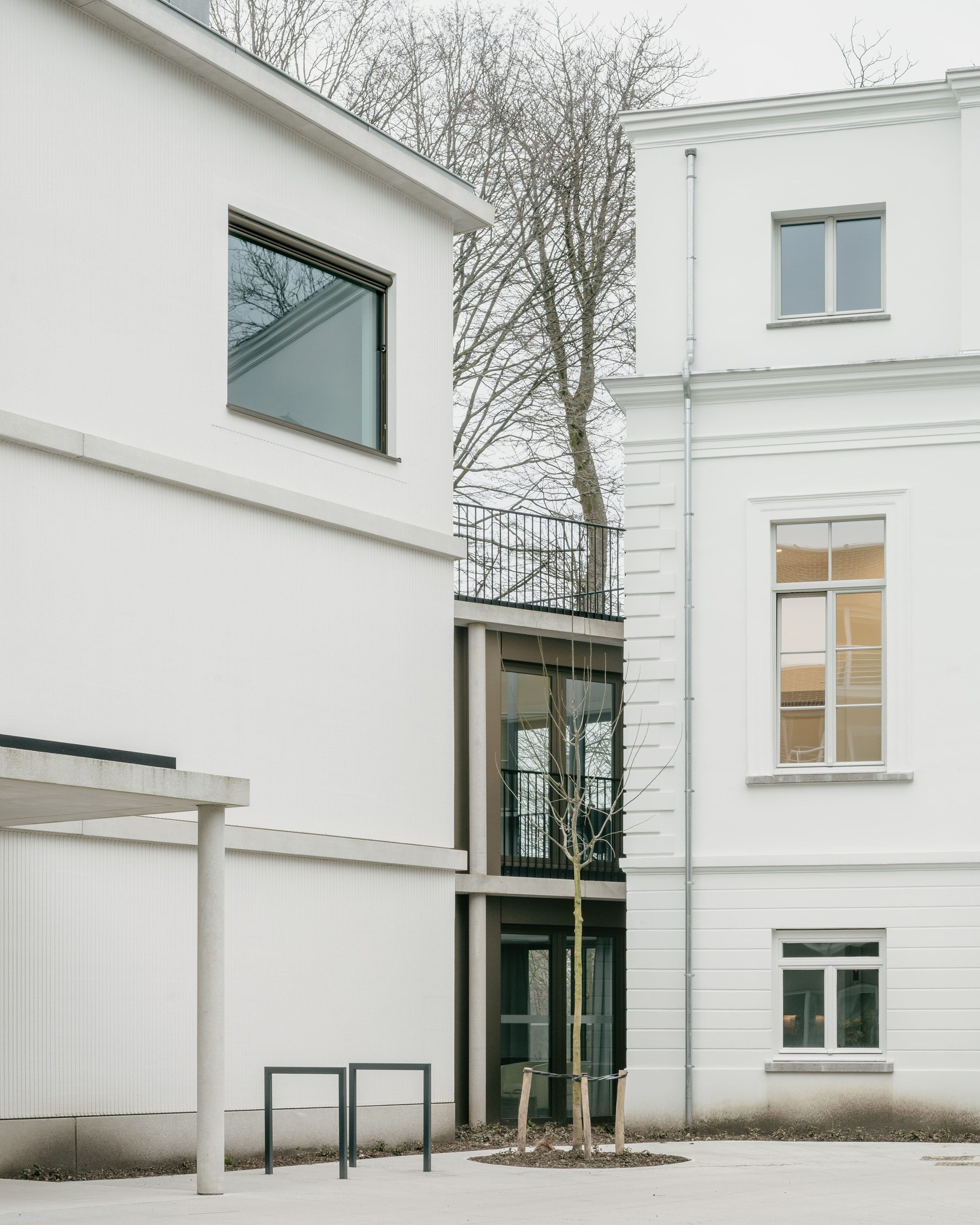 Studio Jan Vermeulen - De Korenbloem Care home kortrijk balconies white concrete plaster Studio Jan Vermeulen, Architecture & Urbanism