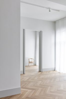 Studio Jan Vermeulen - appartement refurbishment renovation anvers antwerp white timber floor Studio Jan Vermeulen, Architecture & Urbanism