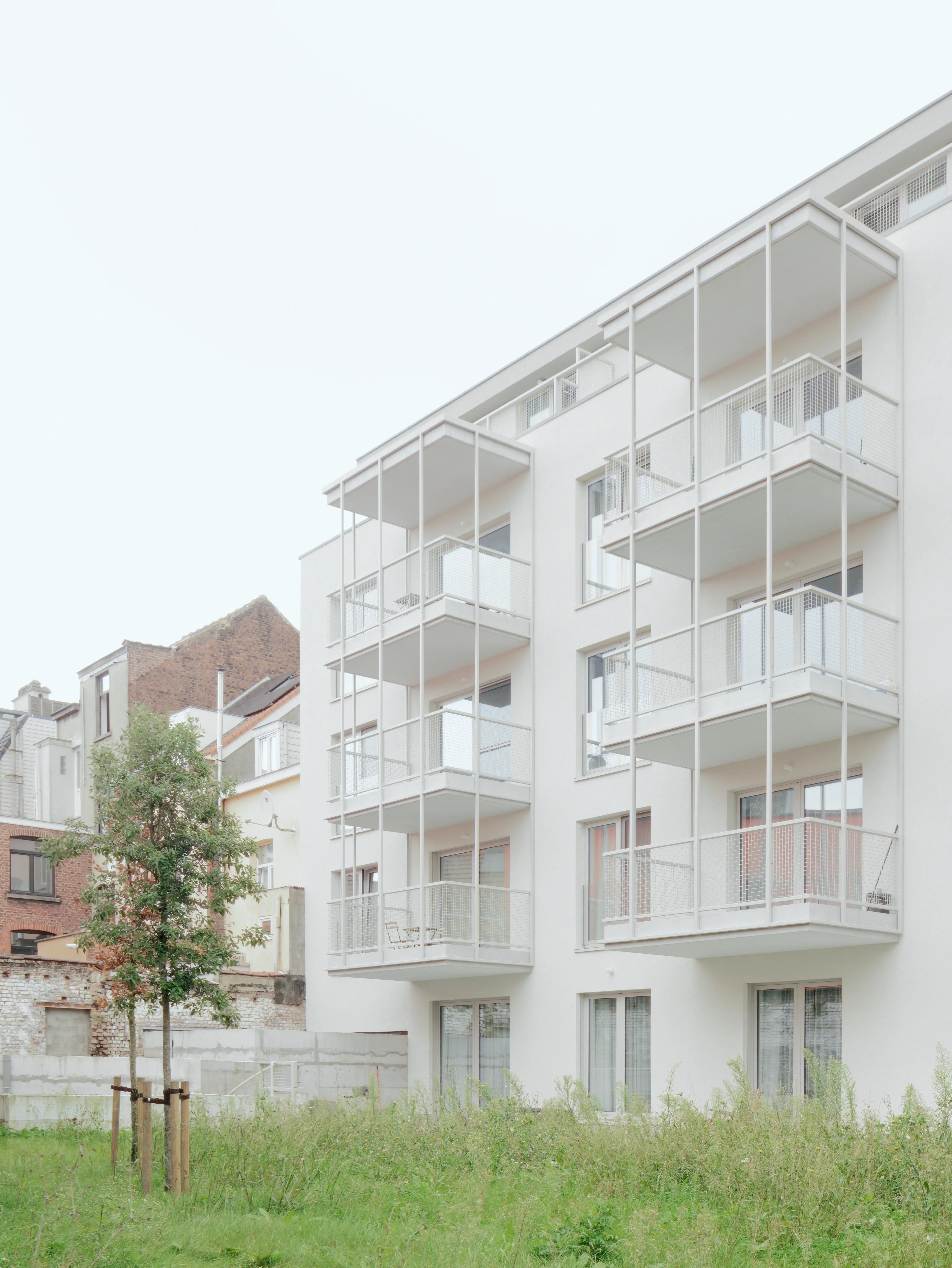 Studio Jan Vermeulen - residential building plaster brussels facade balconies Studio Jan Vermeulen, Architecture & Urbanism